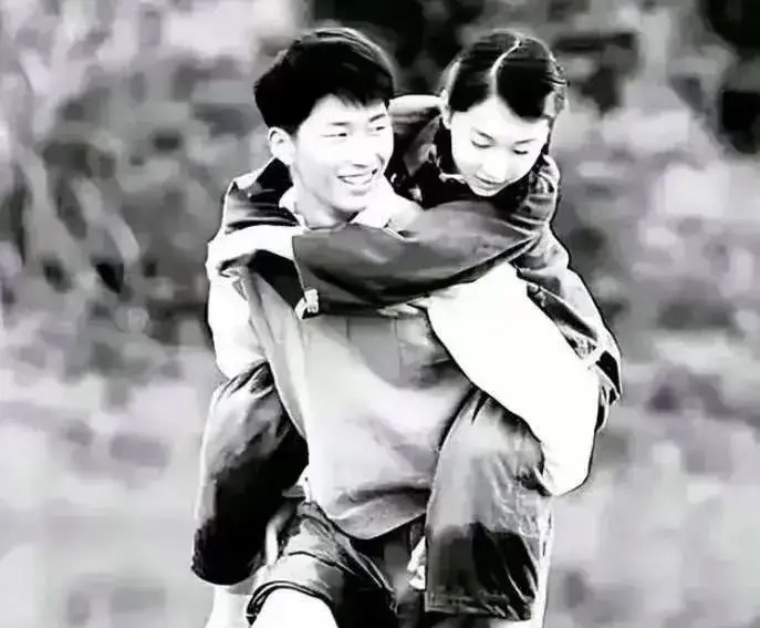 1972年，21岁知青李文忠救起一名11岁的落水女孩。然而，女孩竟认真地对他说了
