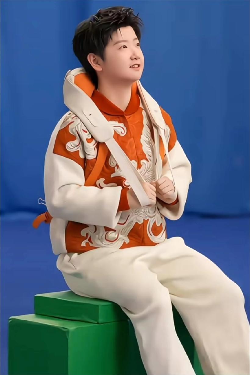 【多哈赛场不见莎，刷到旧照瞬间被治愈】多哈的赛场上没有孙颖莎的身影，总感觉