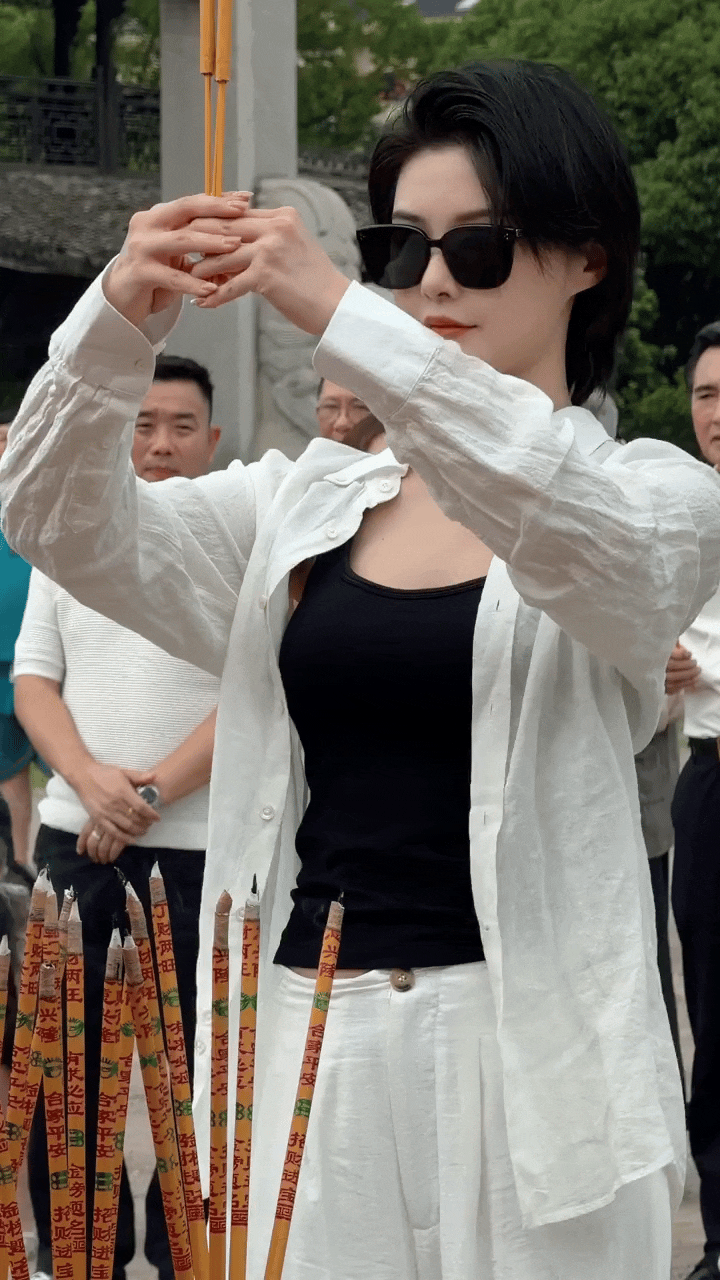这是谁？第一次见！