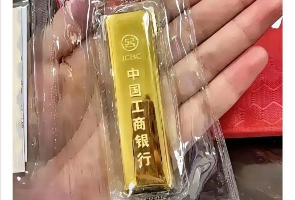 820块一克卖的，没亏。去年520买的，200克，白赚六万。钱到账那天，房贷