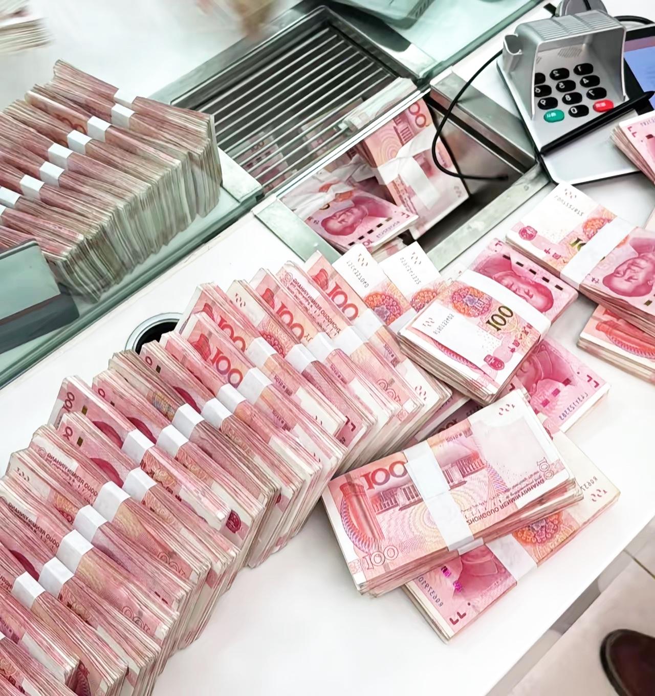 我爸爸有两套房，价值260万，一套在平潭，一套在福州，但他把两套房子都做在小儿子