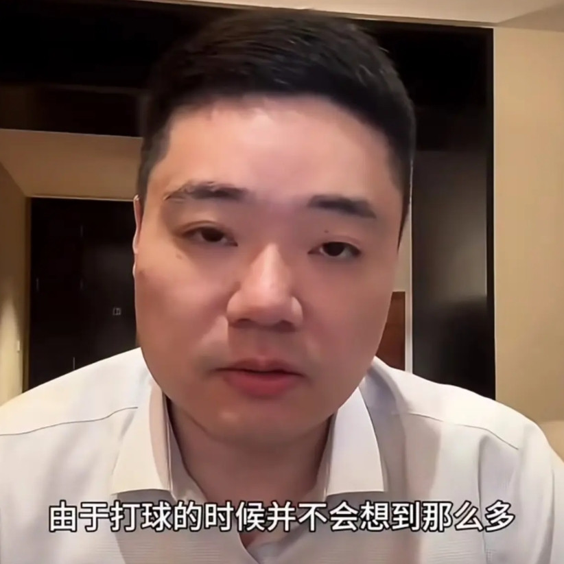 5月10日晚，丁俊辉罕见开播，对着镜头说了一些真心话1.自己和赵心童谁厉害，