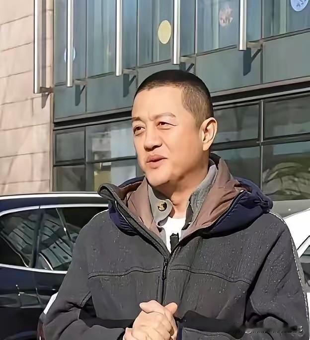 这事儿看得人心里五味杂陈。两千一百万的捐款前脚刚进账，法院的腾退令后脚就堵了门。