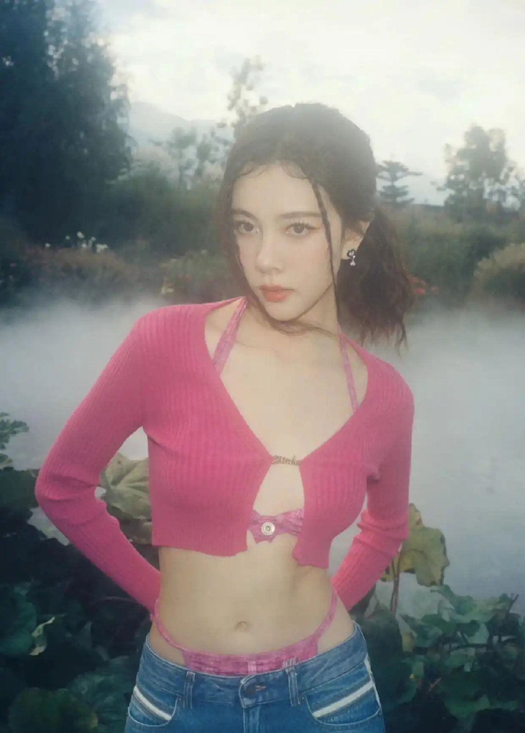 宋妍霏泳装曲线抢镜，身材状态太亮眼​