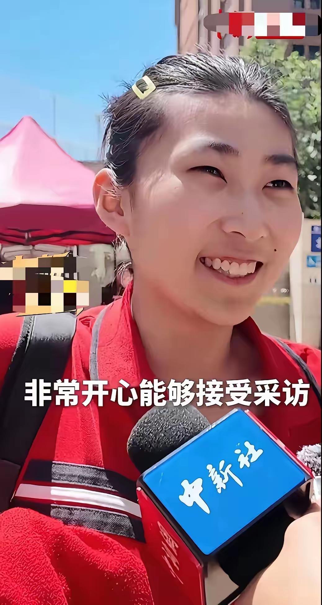 昨天北京八中一个女生考完语文，笑着走出考场。记者问她：“考得怎么样？”她特别乐观