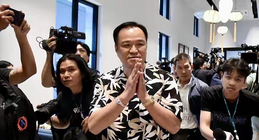 当泰国民众看到佩通坦失去了文化部长的时候，这时候他们感觉到新总理阿努延并不是一个