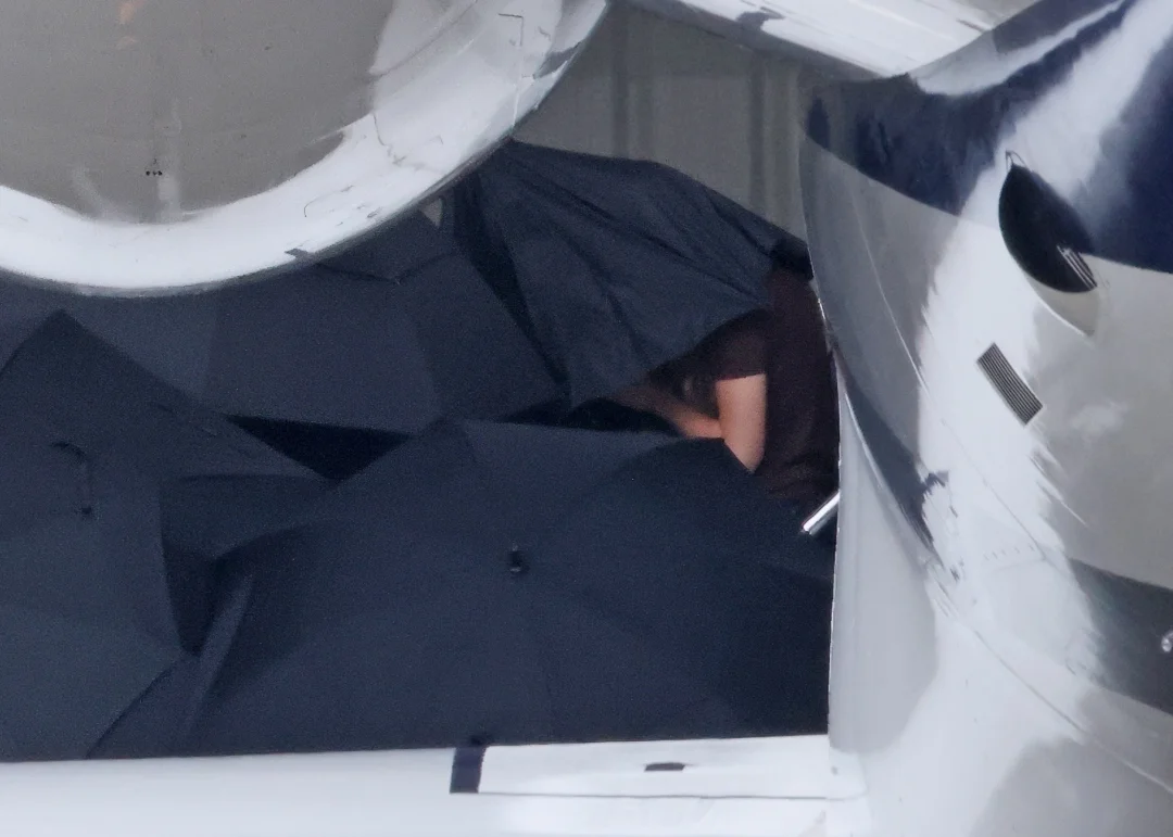 媒体通过被雨伞包围的女人确认赛琳娜婚礼