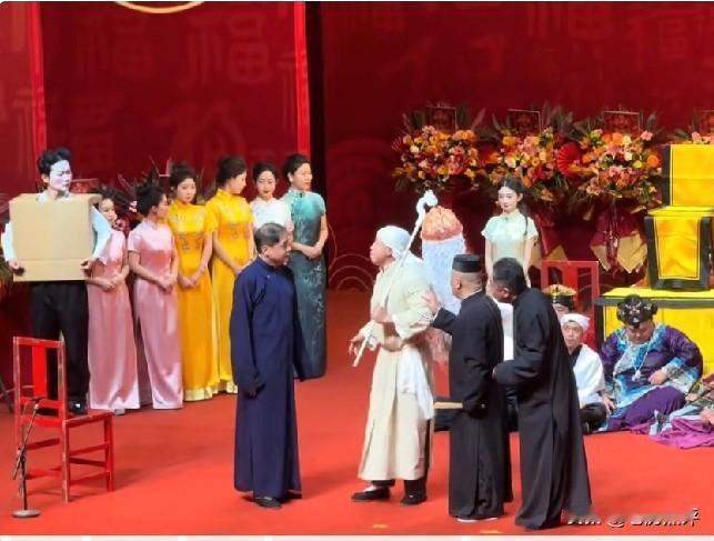 为了不被举报，郭德纲真的是小心翼翼，昨天是钢丝节特别奉献相声专场，郭德纲于谦带着