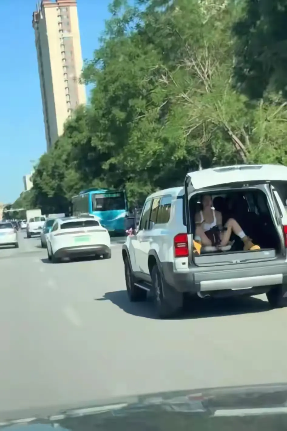 开封的街头，究竟有多热？