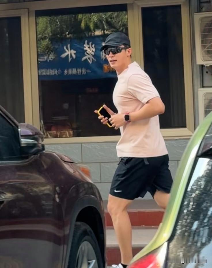 33岁黄景瑜跑步被偶遇，男人味十足！一身浅粉色短袖T恤搭配黑色运动短裤，头戴