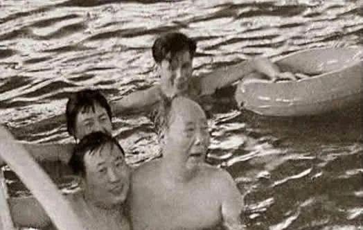 1974年，已经81岁高龄的毛主席，在工作人员的陪同下，游了人生中最后一次泳，曾