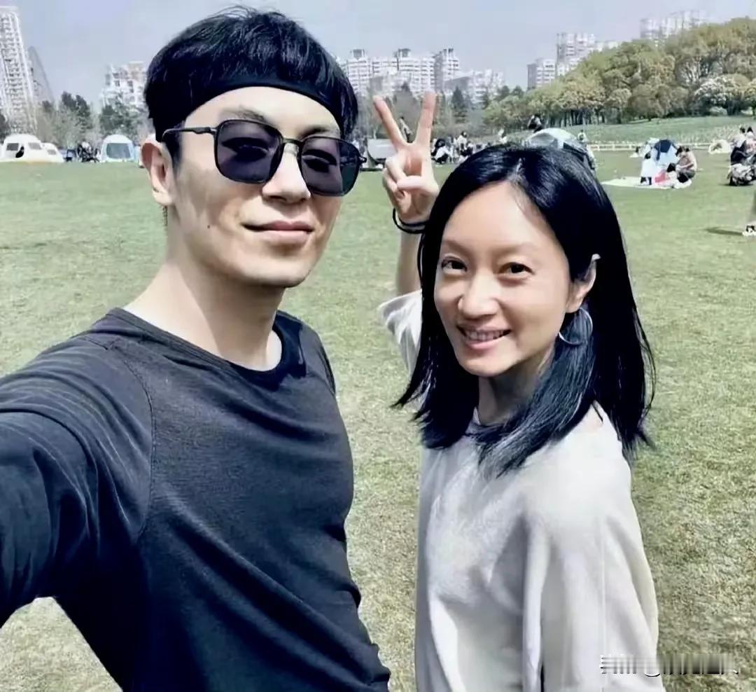 朱亚文带着老婆沈佳妮去云南玩啦！不过有一说一，42岁的沈佳妮这次是纯素颜出镜，状