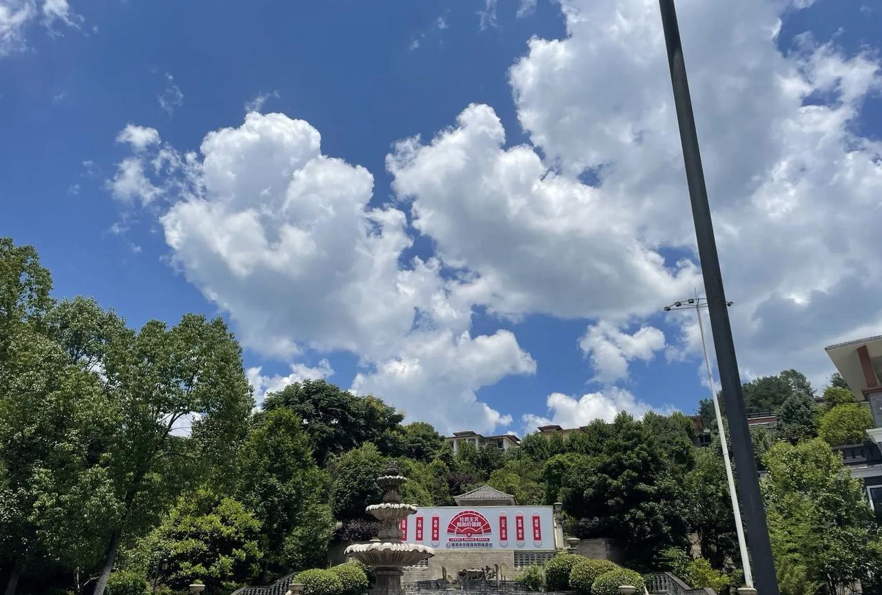 重庆连续高温接近40度，天气预报显示这样的天气可能要持续十几天。在这种天气下，重