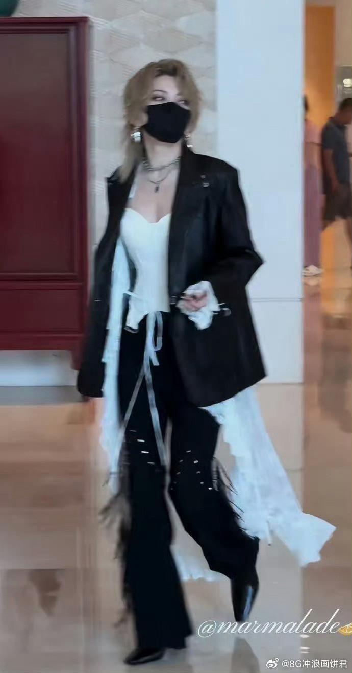 刘忻穿了鱼骨胸衣刘忻这身鱼骨胸衣造型也太绝了吧！蕾丝的柔美和皮衣的硬朗完美融合，