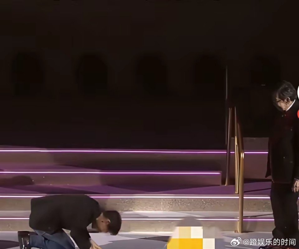 张学友的跪拜胡枫，说：“除了我老婆，我好久没有跪人了，以此感恩前辈以身作则，给后