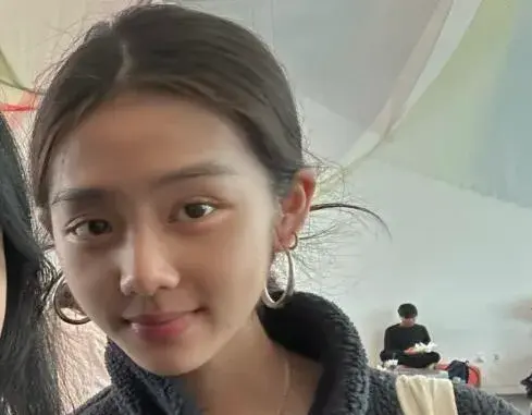 黄磊大女儿上课被偶遇,19岁黄多多素颜好美,满满的大学生气息