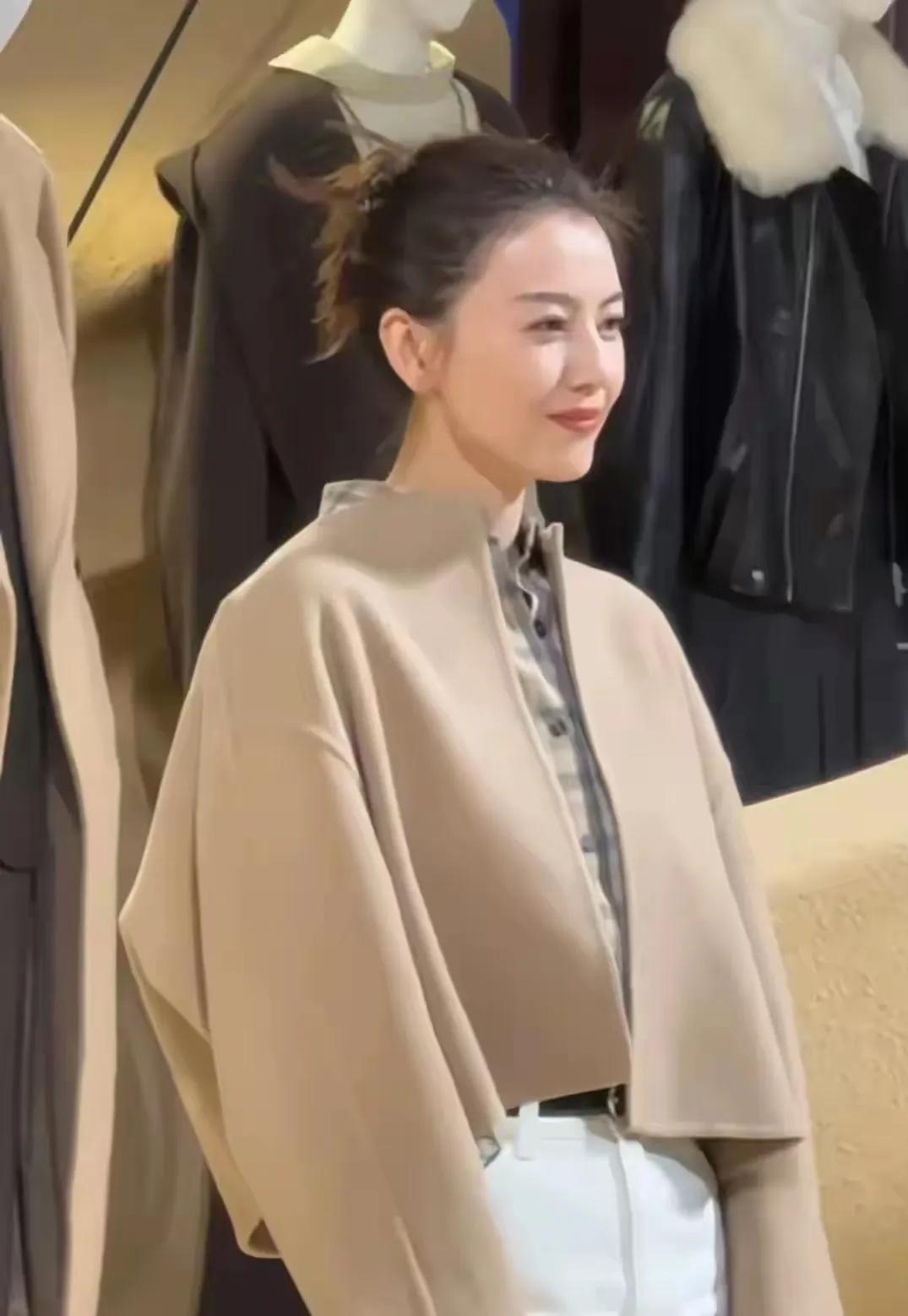 46岁高圆圆广州太古汇现身，简约穿搭尽显温婉气质，美到骨子里在广州太古汇的