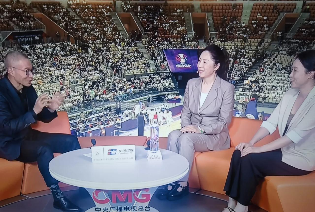 郑薇来了！前中国女篮主帅郑薇，做客直播间现场直播亚洲杯女篮的比赛！