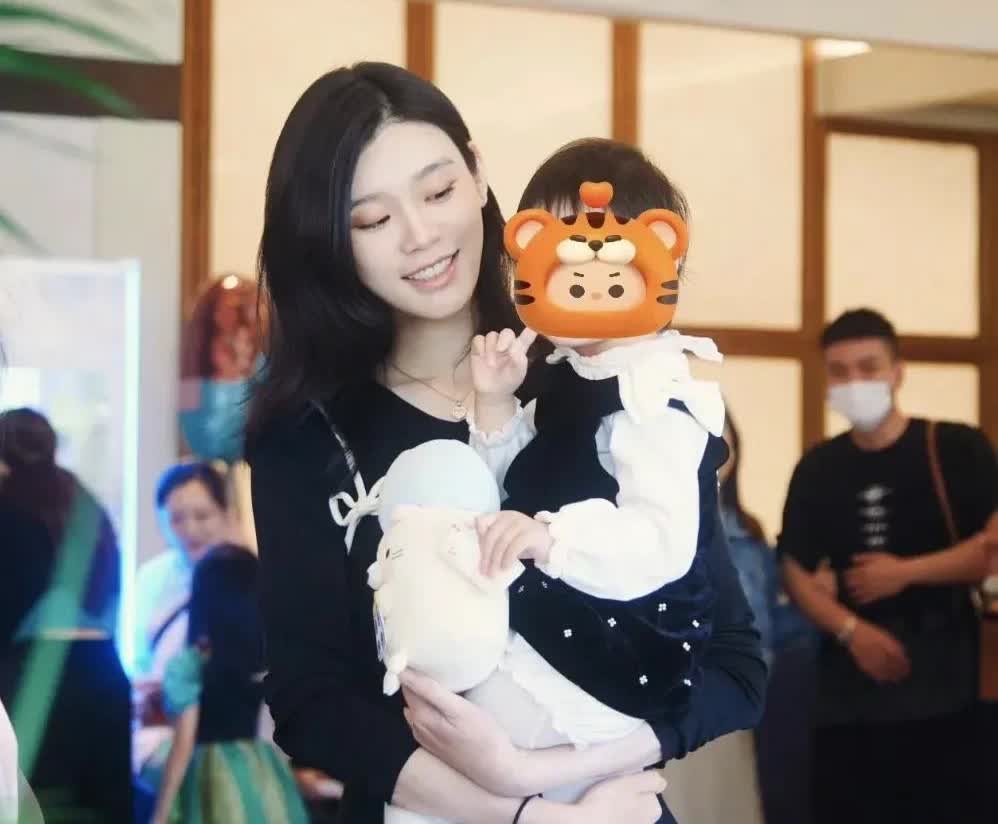 我妹妹亲眼见过奚梦瑶她说了一个大实话。说奚梦瑶根本不是电视上的那样。