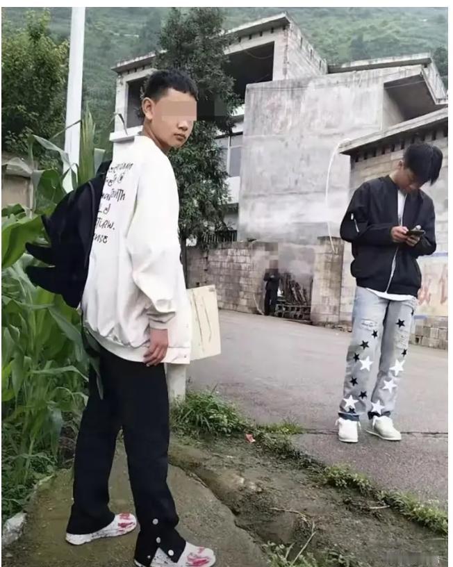 贵州失联21天两少年遗体找到，摩托车店主与加油站员工两次错过挽救机会，他们恐将遭