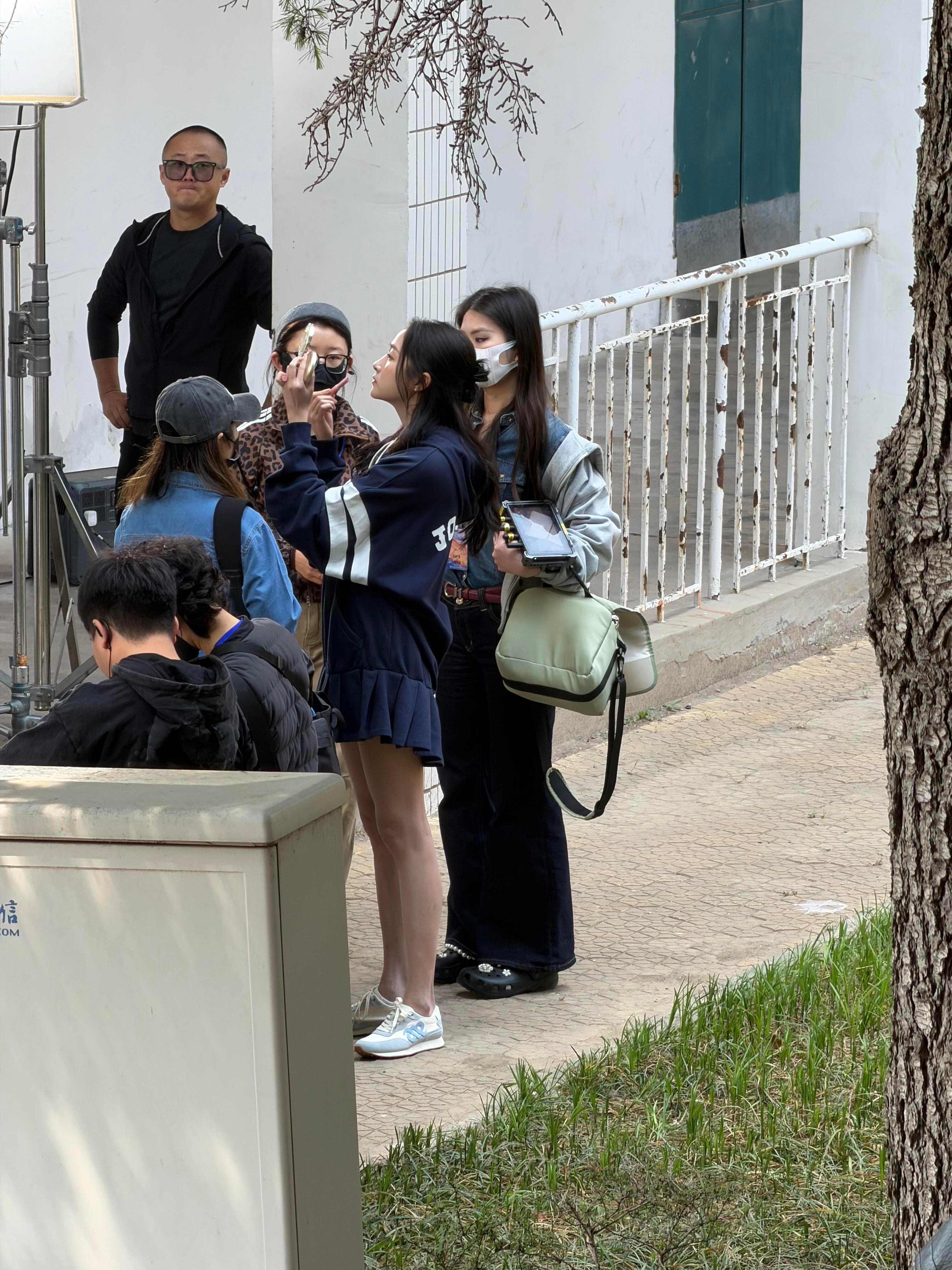 网友旅游偶遇林一关晓彤纯正哥妹风味，这个伪骨太对味了