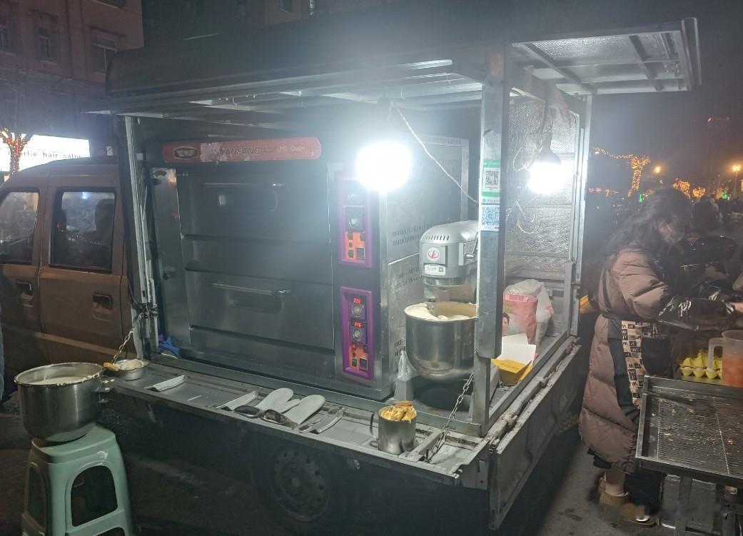 普通人的生存之道，昨天看到一对河南籍中年夫妻开了一台柳州微型面包车，在街上现做现