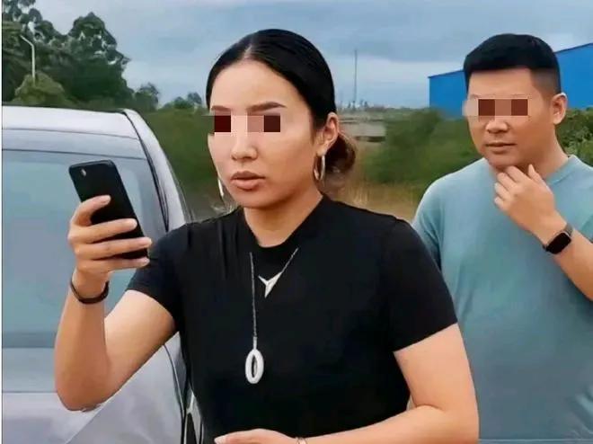 防城港“亮证姐”违反几条法律法规？涉事女司机出示“行政执法”证件逼迫让路，若其为