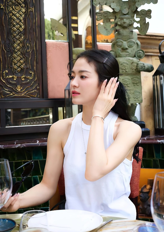 宋慧乔离婚后更美了！真是把40+的松弛感狠狠拿捏了如今43岁单身的她，在意大利