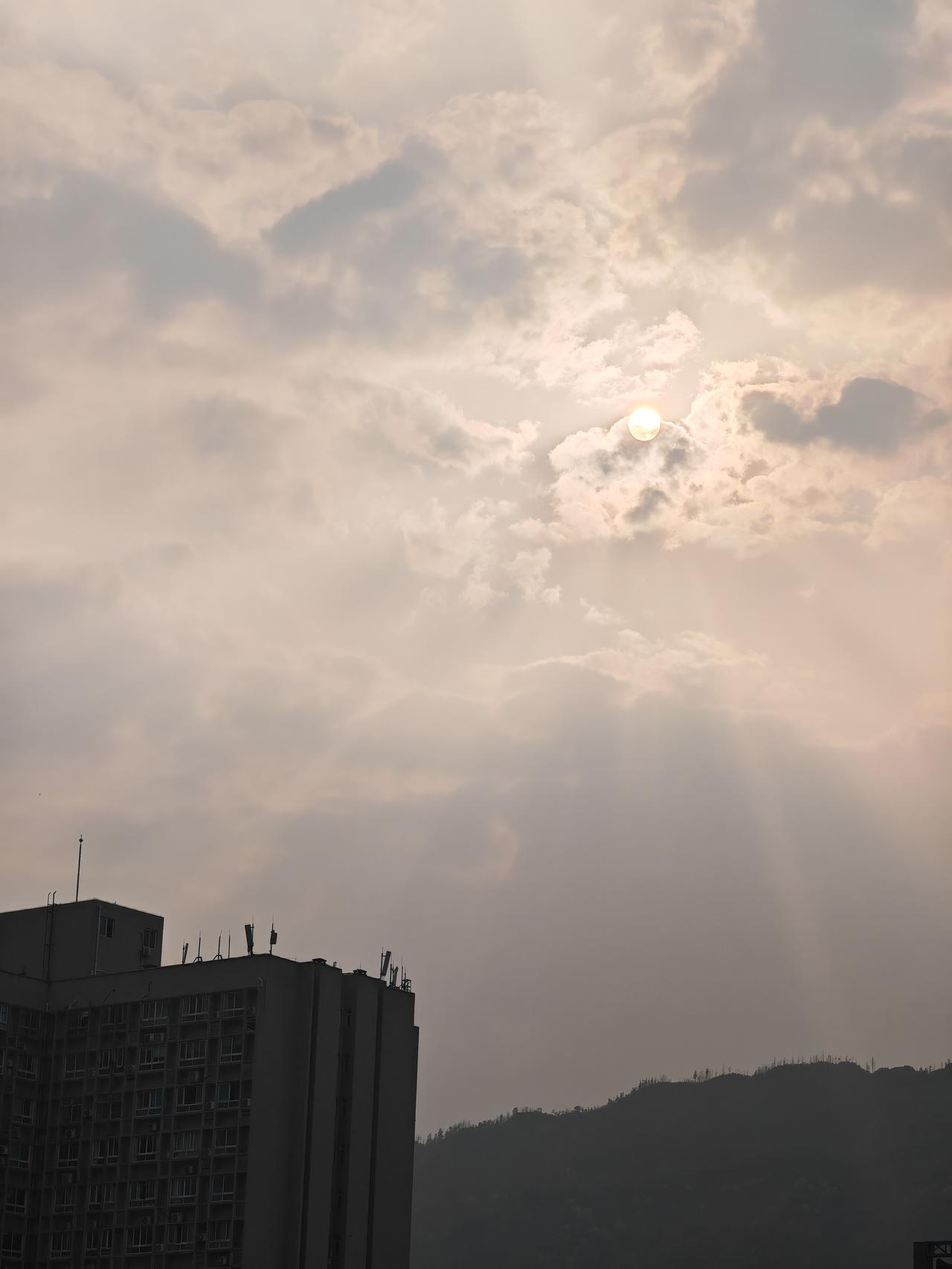 重庆今天的天气预报，就像是个超级大笑话，说好的雨后暴雨，七八级大风呢？一个屁都没