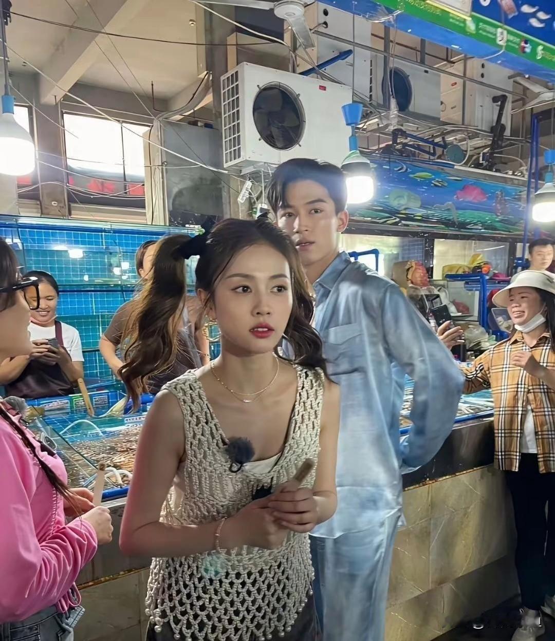 白鹿菜市场生图素颜状态太能打！一身镂空针织马甲搭配牛仔短裤，清爽又充满夏日气