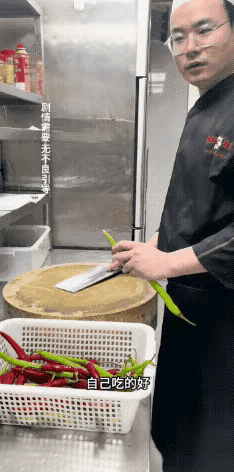 这是不是餐饮界公开的秘密？视频里厨师准备切辣椒，结果旁边有人提醒“这是自己吃的