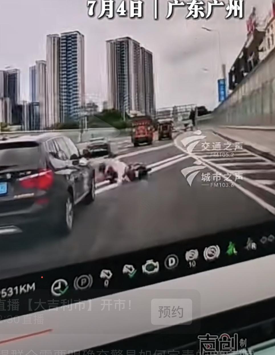 没估错的话，广州工业大道北转入鹤洞大桥的匝道上内环路口，电瓶车遭小车辗压，小车
