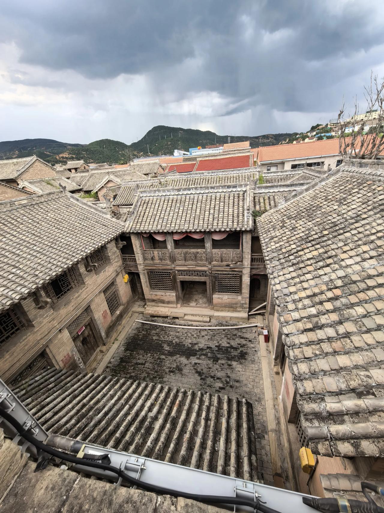 韩城传统民居一般是上七下八的两层建筑，但二层不住人，所以上楼一般用活动木梯，平时