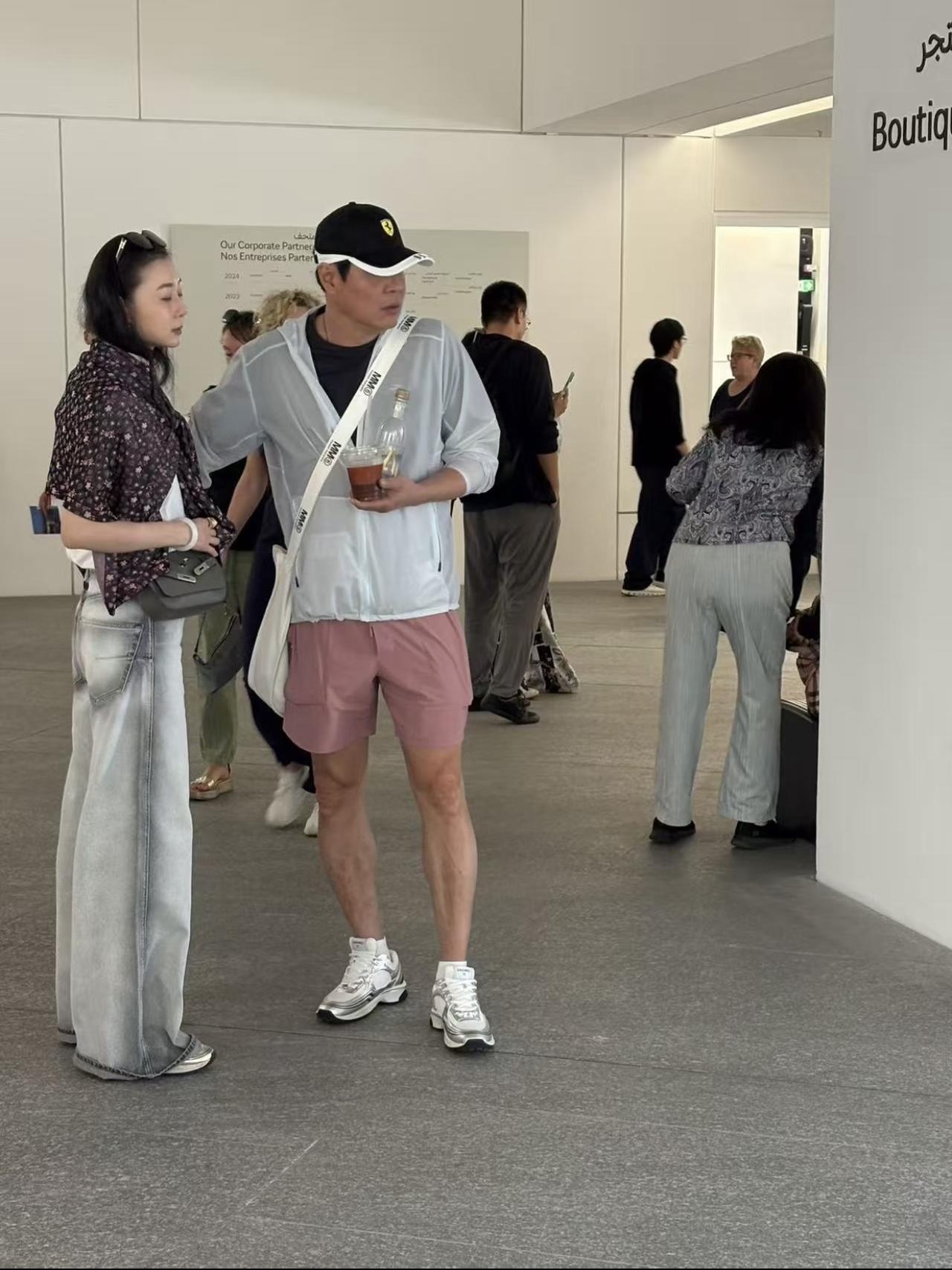 近日，有位网友在巴黎偶遇范志毅与张梦瑾，夫妻俩现身卢浮宫的画面。40岁张梦瑾