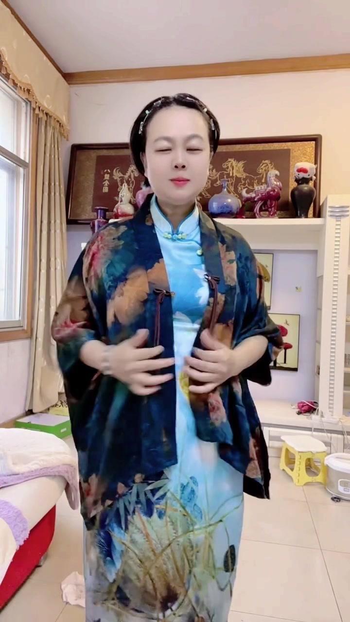 旗袍一穿谁还不是个温婉淑女~胖胖的我也能穿出东方韵味，你看这气质拿捏了没？