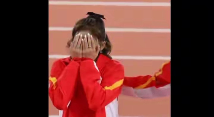三战全运2银1铜！吴艳妮在颁奖典礼上掩面痛哭！
