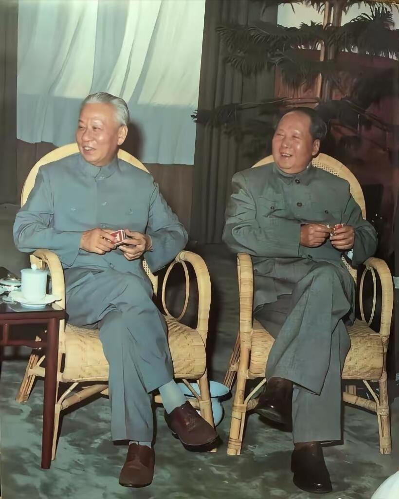 毛主席和刘副主席同框的一张照片，二人并肩坐在中式藤制扶手椅上，神态轻松、面带笑容