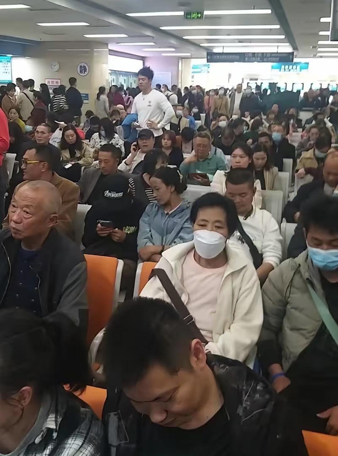 真没想到口罩期间最劲爆的瓜，就发生在我自己小区！半夜睡得正香，突然被救护车