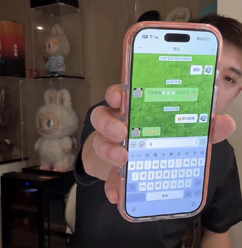 张继科今日直播间透露与樊振东最新互动。生日当天为樊振东送上祝福“胖：生日快乐！越