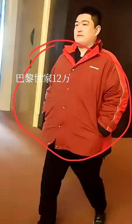 奢侈品的尽头，是一面残酷的气质照妖镜。岳云鹏套着三万块的LV外套，镜头前硬是