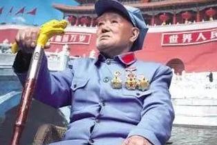 1940年，刘洪才伪装成日军外出侦察，回来路上遇到五名举止奇怪的民兵，他看了一眼