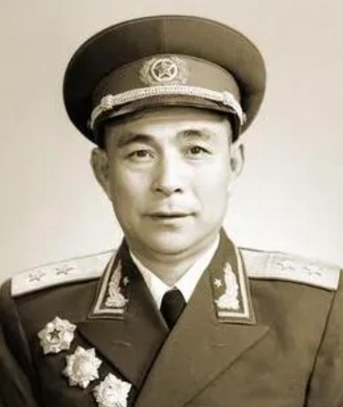 1945年，新四军旅长刘飞打了一次胜仗，抓了几个日本俘虏，突然，他看俘虏中有一人