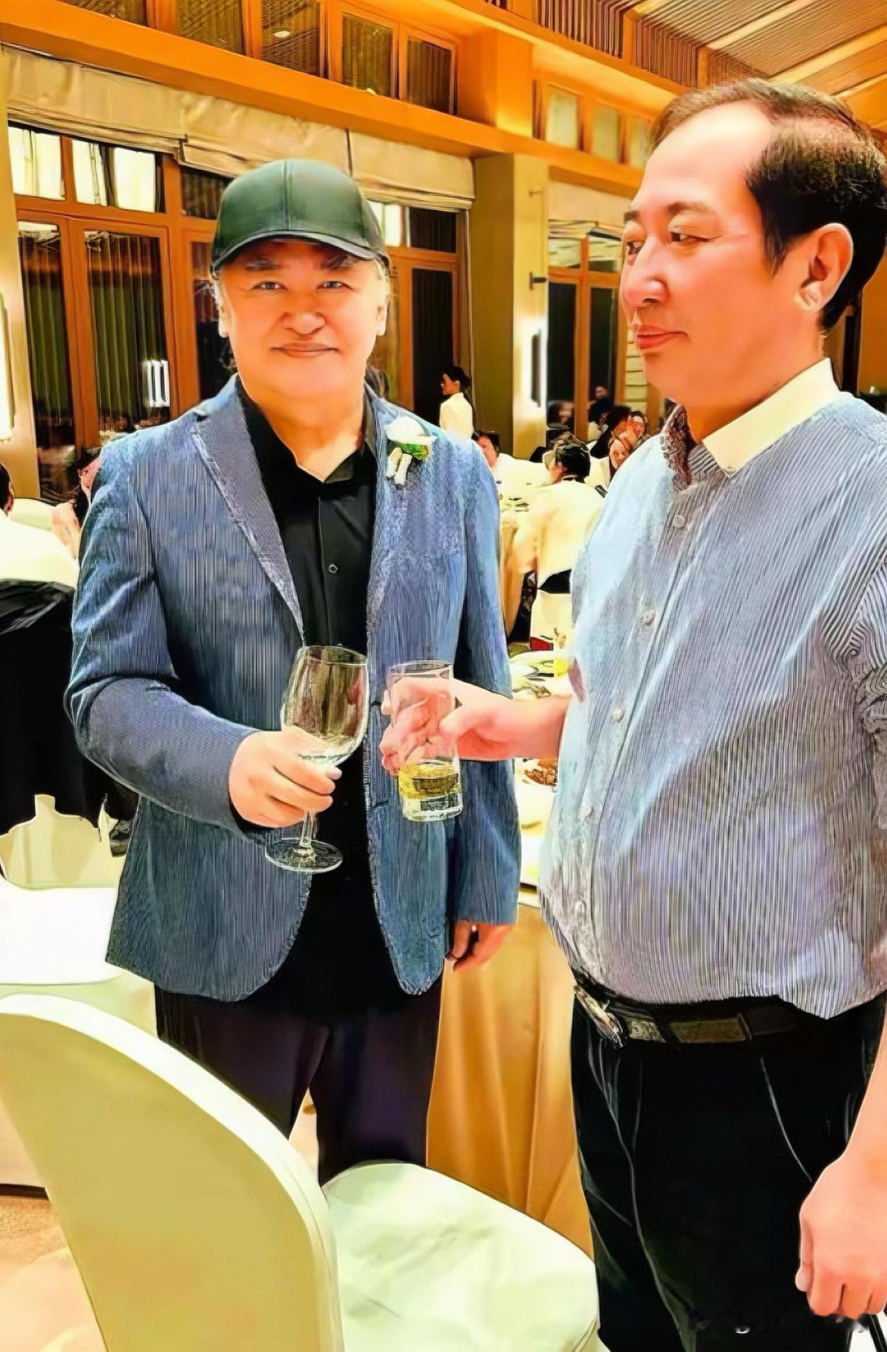 头条，刘欢34岁爱女大婚！红发新娘惊艳全场，父亲含泪见证幸福～～10月26日