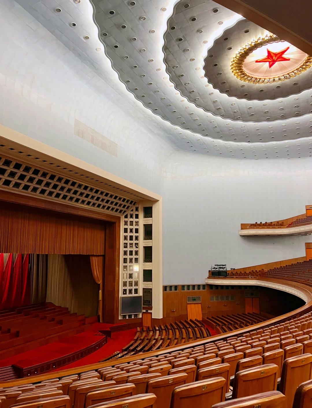 最近，中国国民党发言人江怡臻，说了句大实话，火了。她分享自己走进人民大会堂的经历