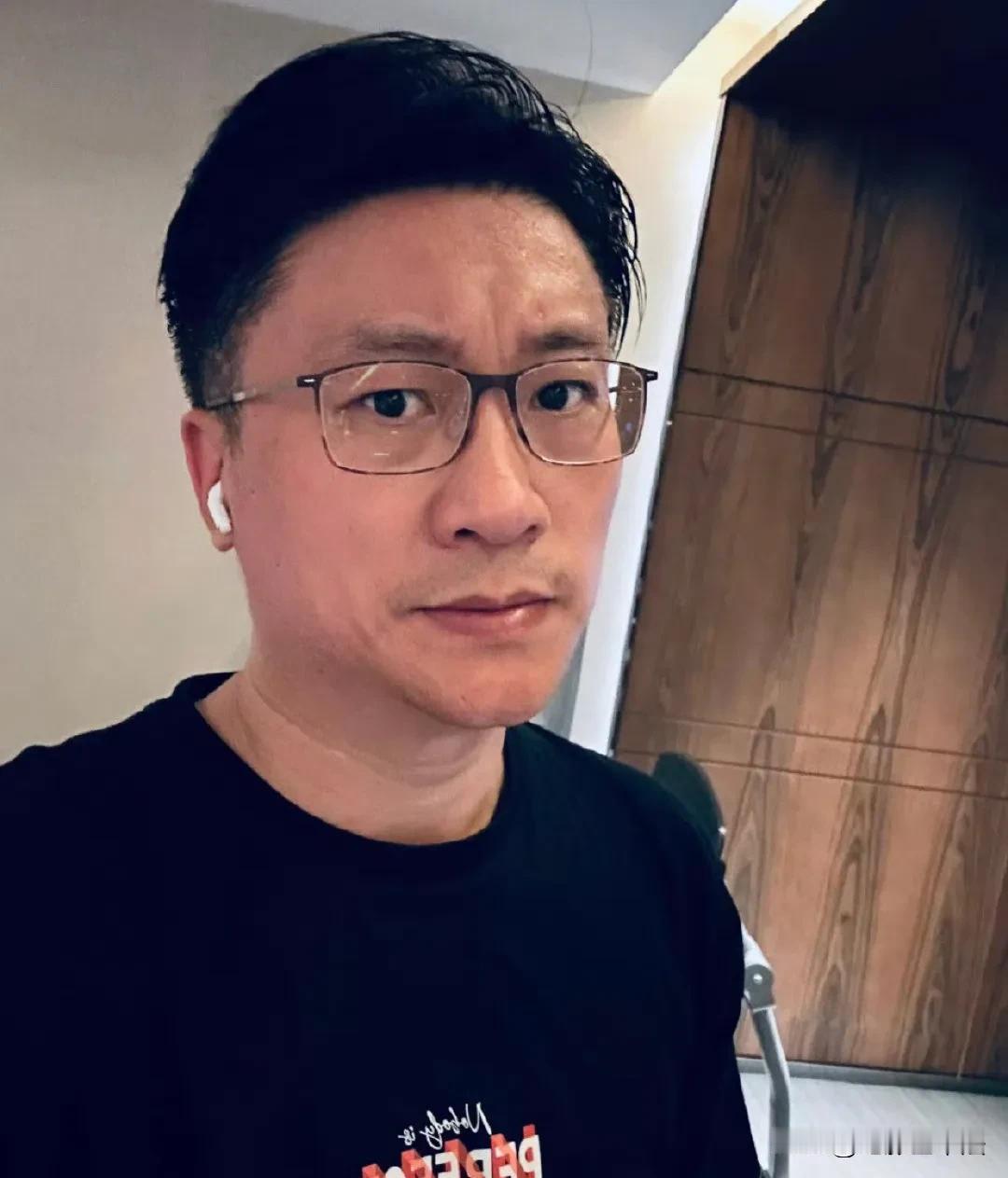 网络大V理记宣布全平台退网，所有自媒体APP直接从手机删掉，发文要点总结如下: