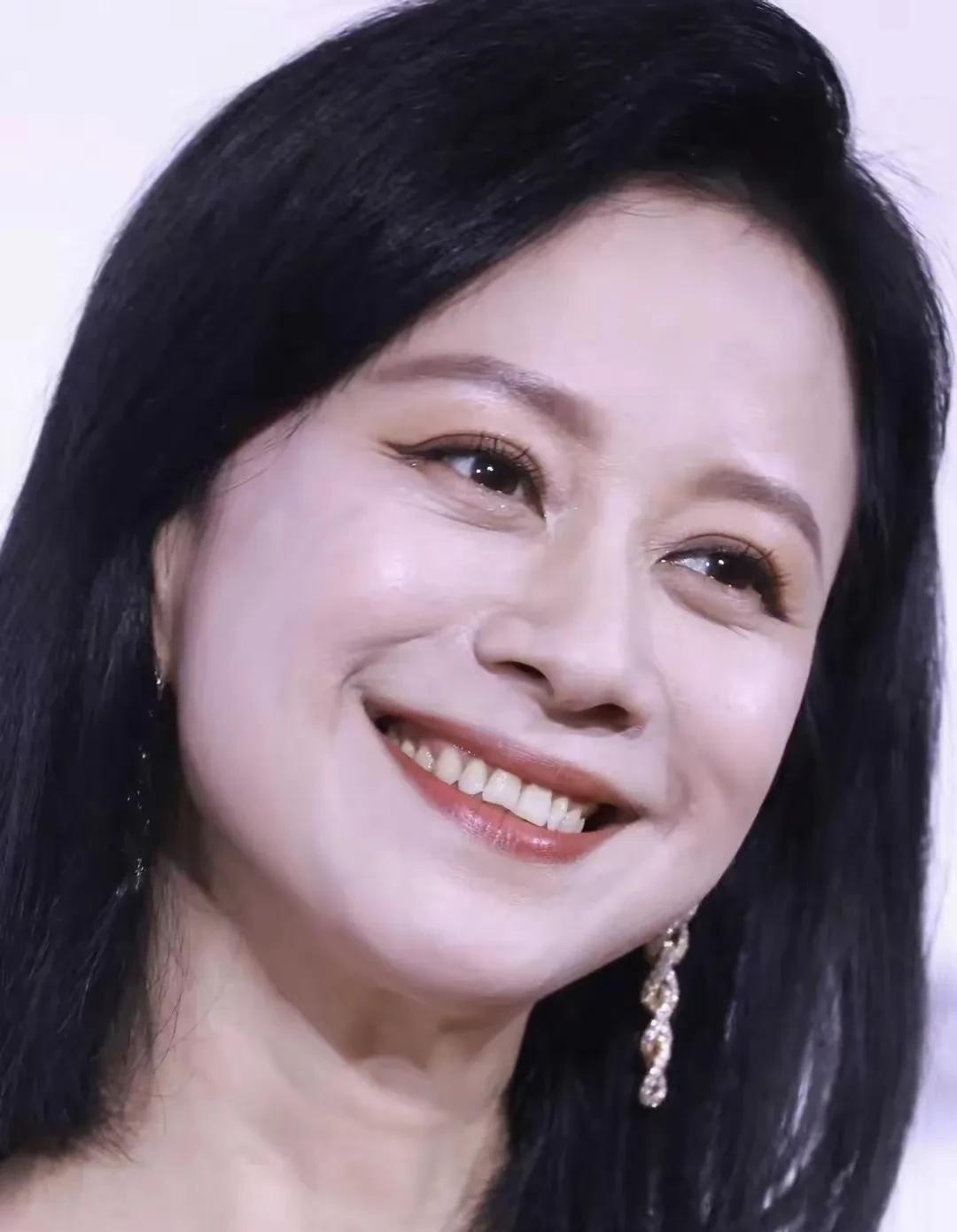 倪虹洁说，我从小跟奶奶和姑姑在上海生活，爸妈在常熟工作。有次我穿了件露肩膀的衣服