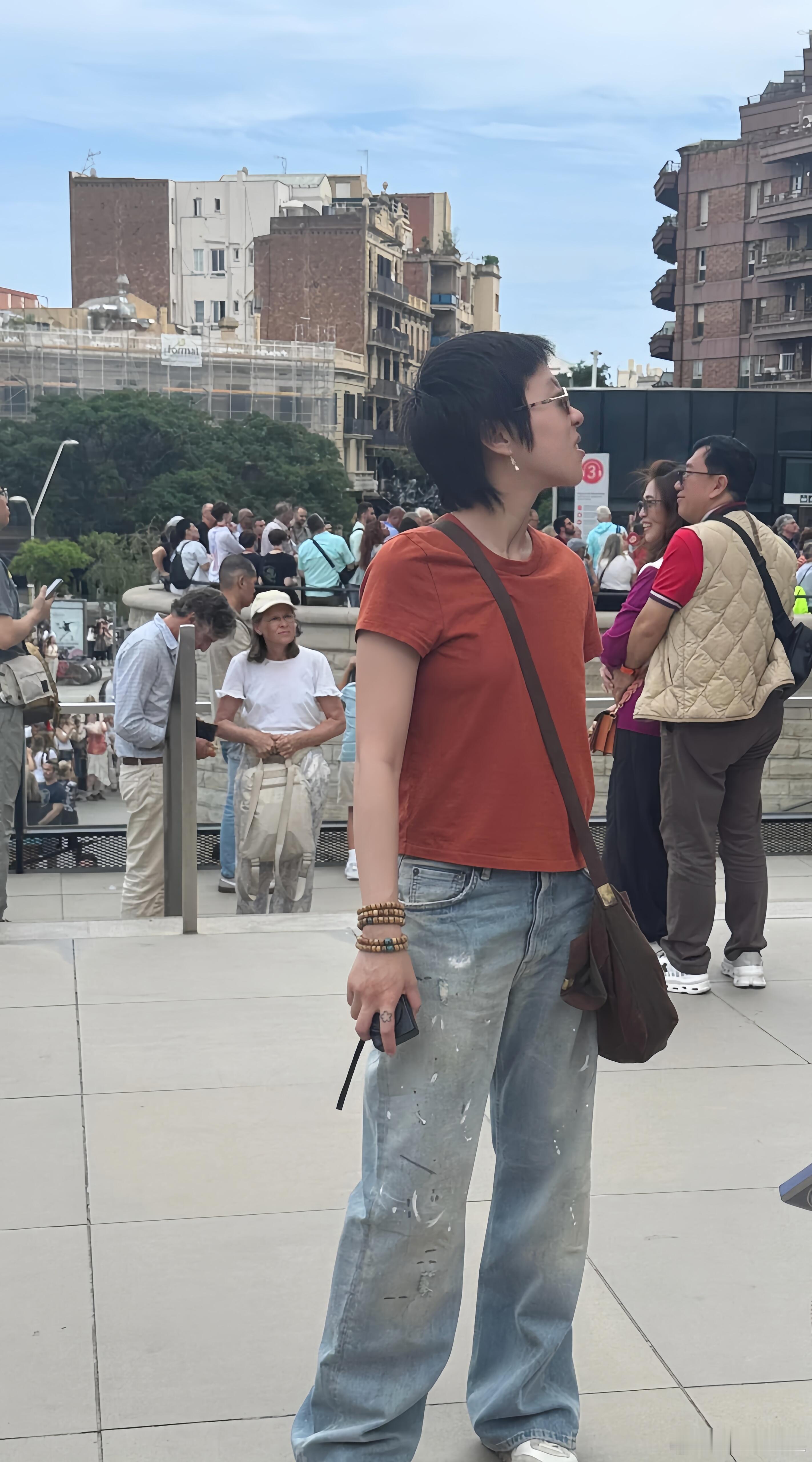 窦靖童翻版王菲网友在西班牙邂逅窦靖童，她不仅有着标志性短发，穿搭也是一如既往的随