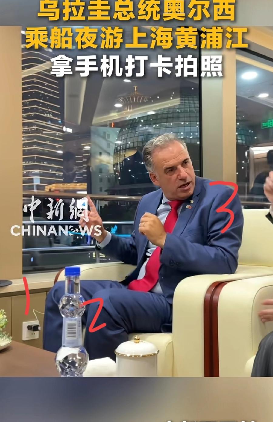 奥尔西乘船夜游黄浦江，3个细节:1、手机充电线亮了！插在座椅旁边，腿旁边的角落