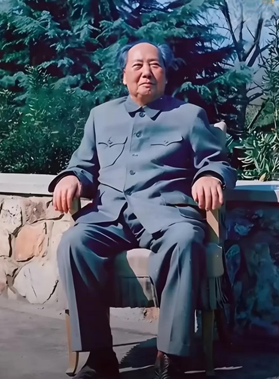 一张罕见的伟人照片，阳光明媚，毛主席的笑容更温暖。#我的宝藏兴趣#