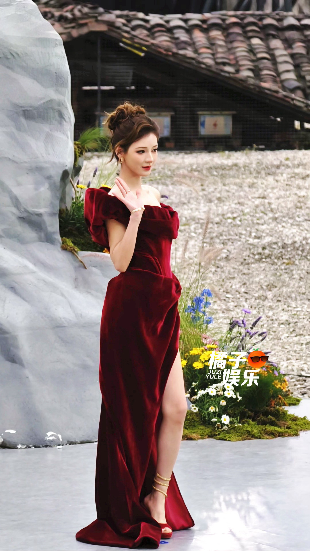 谁来感受一下张予曦走秀，女王级别的！！！张予曦走秀女王级别的张予曦红裙红唇女王级